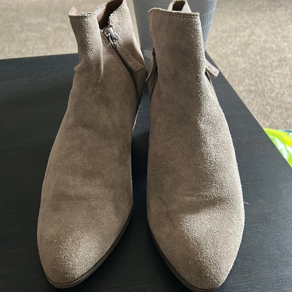 EUC  LADIES FRYE SUEDE ANKLE BOOTS IN ASH 9.5 - Picture 1 of 5